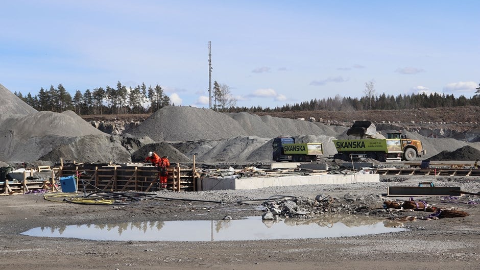 Byggarbetare lägger grunden för det som ska bli ett nytt asfaltverk i Vällsta.