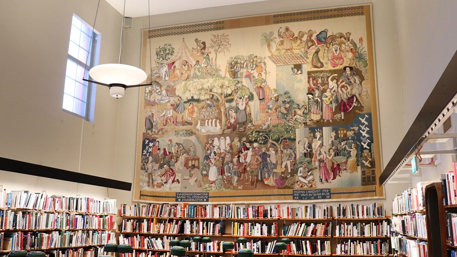Gobelängen ”Svenska sjömän i främmande hamn” hänger i en av stadsbibliotekets salar.