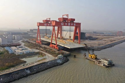 Den färdiga bron lyftes över till två pontoner med hjälp av två traverskranar som tar 2000 ton vardera. Källa för bilder: Foster+Partners Perry Ip