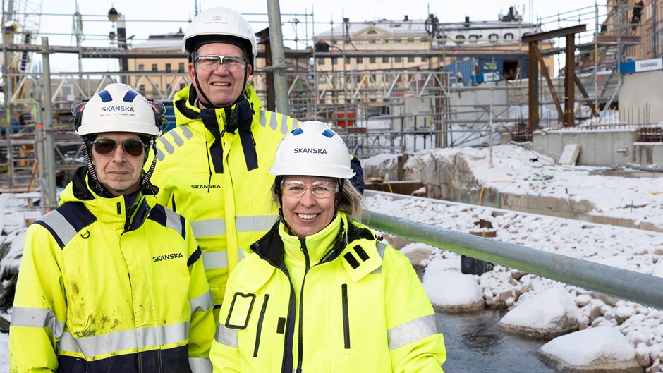 Skanskas Micael Strandlund, Jonas Mattisson och Caroline Apelqvist vid fiskvandringsleden i Slussen.