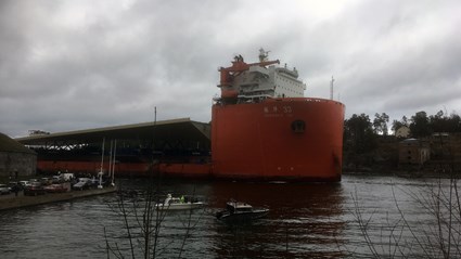 Fartyget med nya Slussenbron passerar Oxdjupet, Rindö, på väg in mot Stockholm 11 mars 2020.