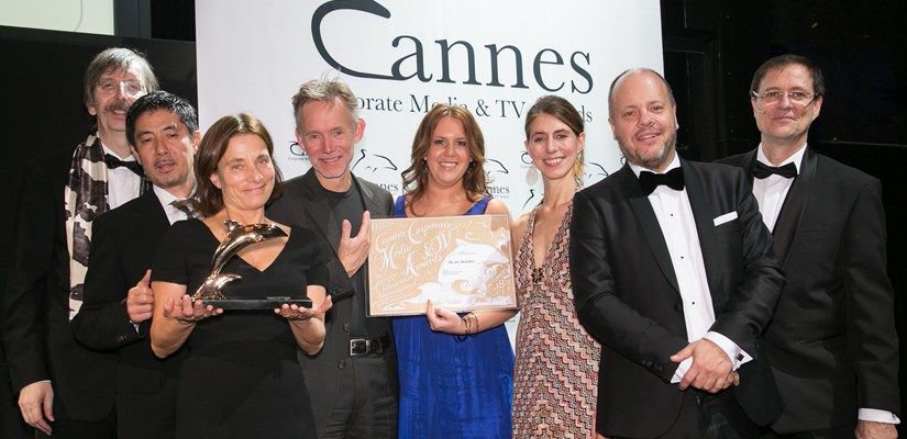 Maria Lomholt (med priset), Jonas Enghage, Creative Director F&B, Josefine Nyberg, Producer Edit House, Katarina Grönwall, Niclas Bergman, Director Edit House. Maria Lomholt (med priset), Jonas Enghage, Creative Director F&B, Josefine Nyberg, Producer Edit House, Katarina Grönwall, Niclas Bergman, Director Edit House.
