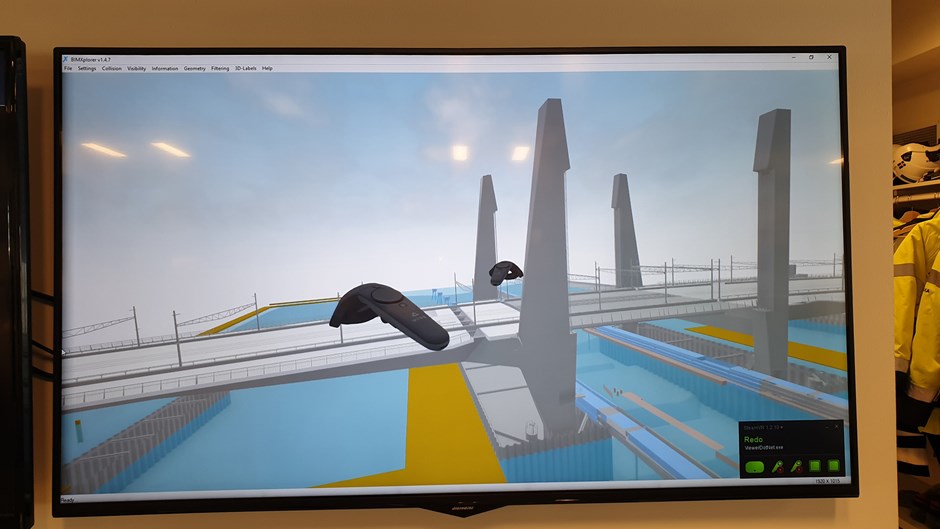 Med VR-glasögonen kan man promenera runt på Hisingsbron omgiven av vatten, sol och vind i en miljö som liknar ett datorspel.