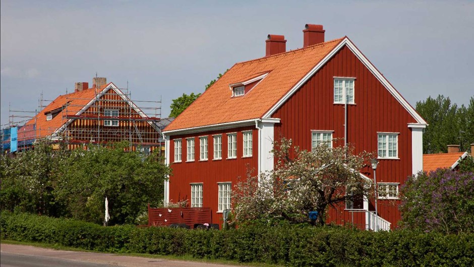 Panelen byts på ett av de totalt fjorton husen i Lunden som ägs av Hammarö kommun. Panelvirket är ramsågat i originaldimensionen 150 millimeter och den offerbräda som avslutar panelen i nederkant är av känfura.