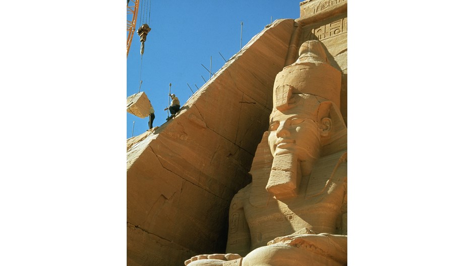 Arbetare jobbar vid ett egyptiskt tempel och en sfinx.