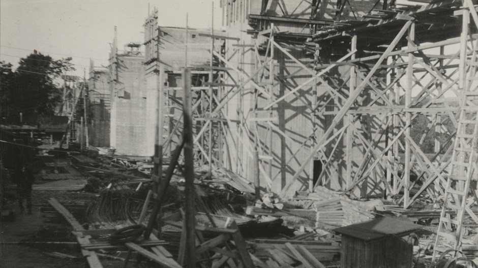 Träställningar kring betongpelare vid bygget av Årstabron 1927.