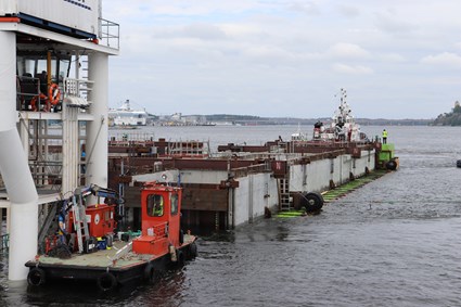 Transport av den västra delen av slusskanalen in till Stadsgårdskajen. Slusskanalen är delad i två längsgående delar för att möjliggöra senare intransport via Hammarbykanalen till Slussen på Mälarsidan. Enligt planen kommer båtar att kunna slussa genom den nya slusskanalen från 2024.