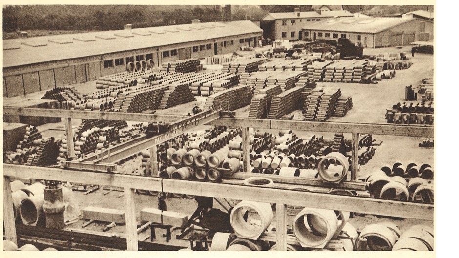 Fabriksgården år 1940 och nytillverkade avloppsrör.