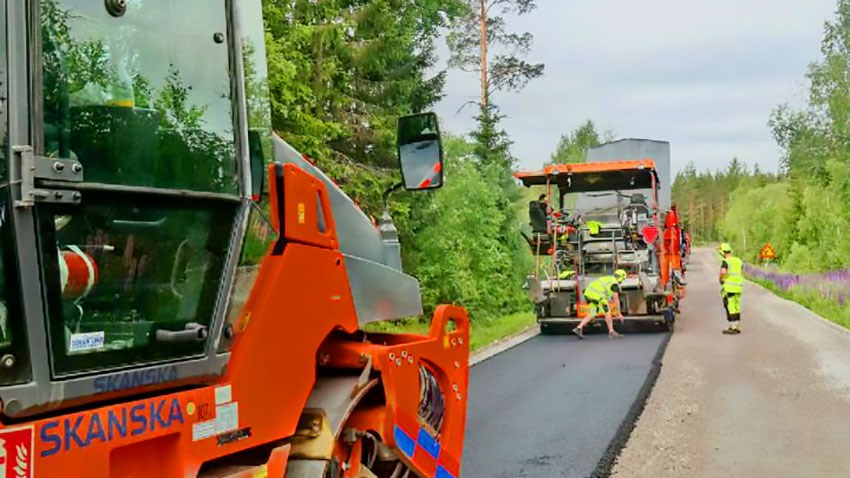 Skanska har 27 asfaltverk från söder till norr, men också ett mobilt verk som används när det är för långt till det närmaste fasta verket.