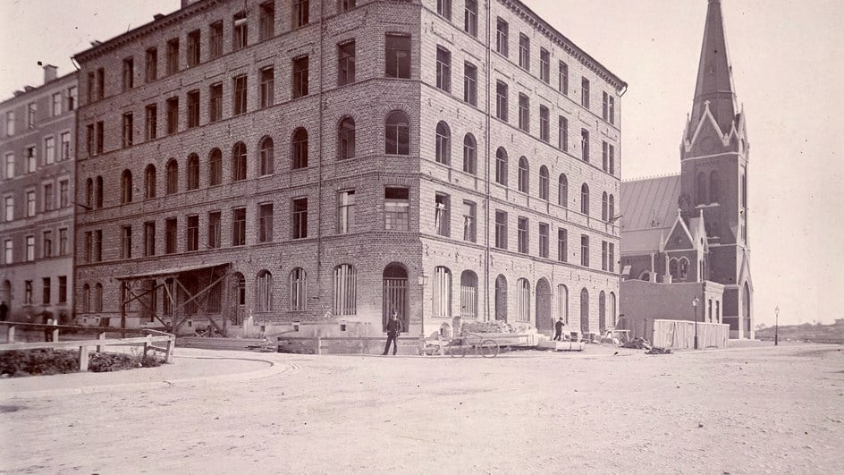 Husbygge vid Surbrunnsgatan i Stockholm år 1897.