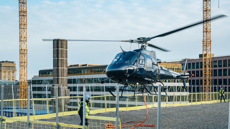 Vid ett tillfälle hyrde Skanska en helikopter för att lyfta in material till bygget via taket.