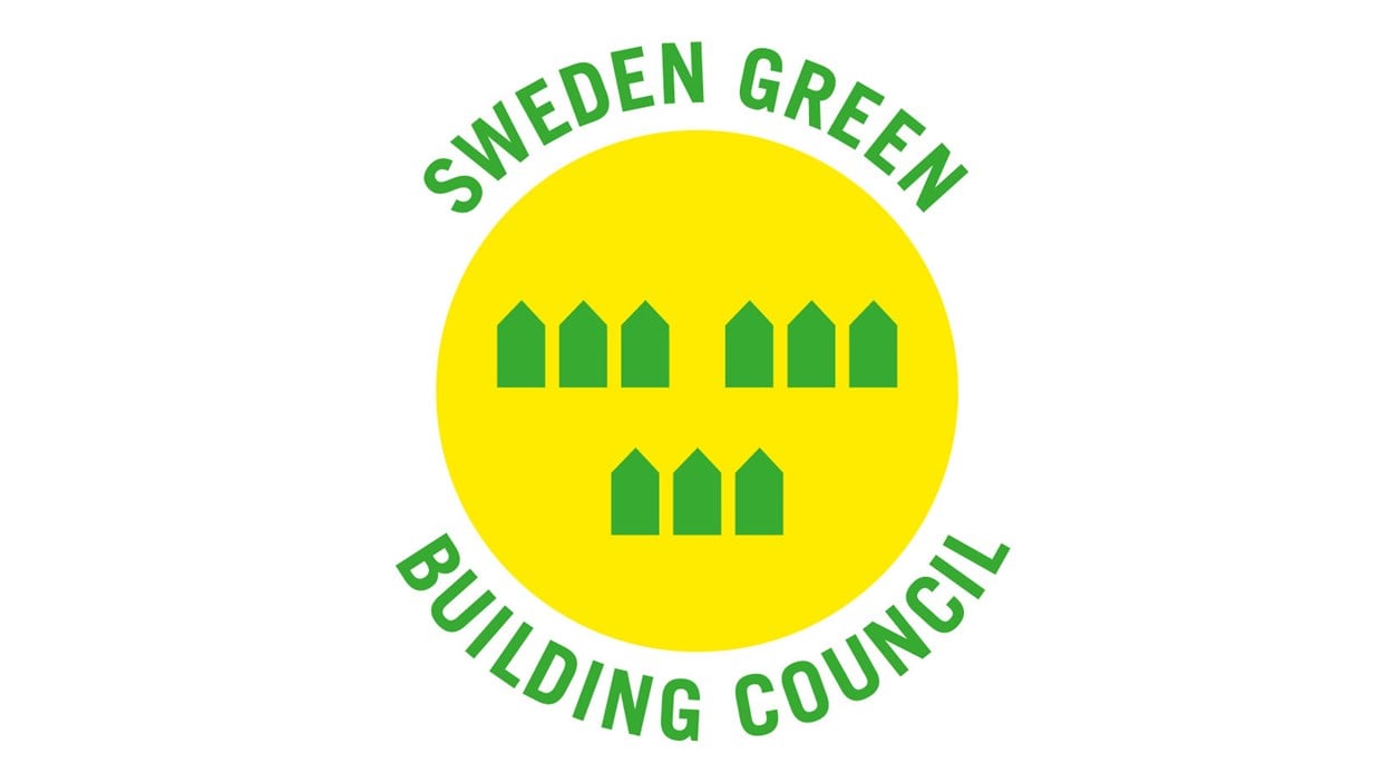 Logotyp för med gul cirkel och grön text runt för Sweden Green Building Council