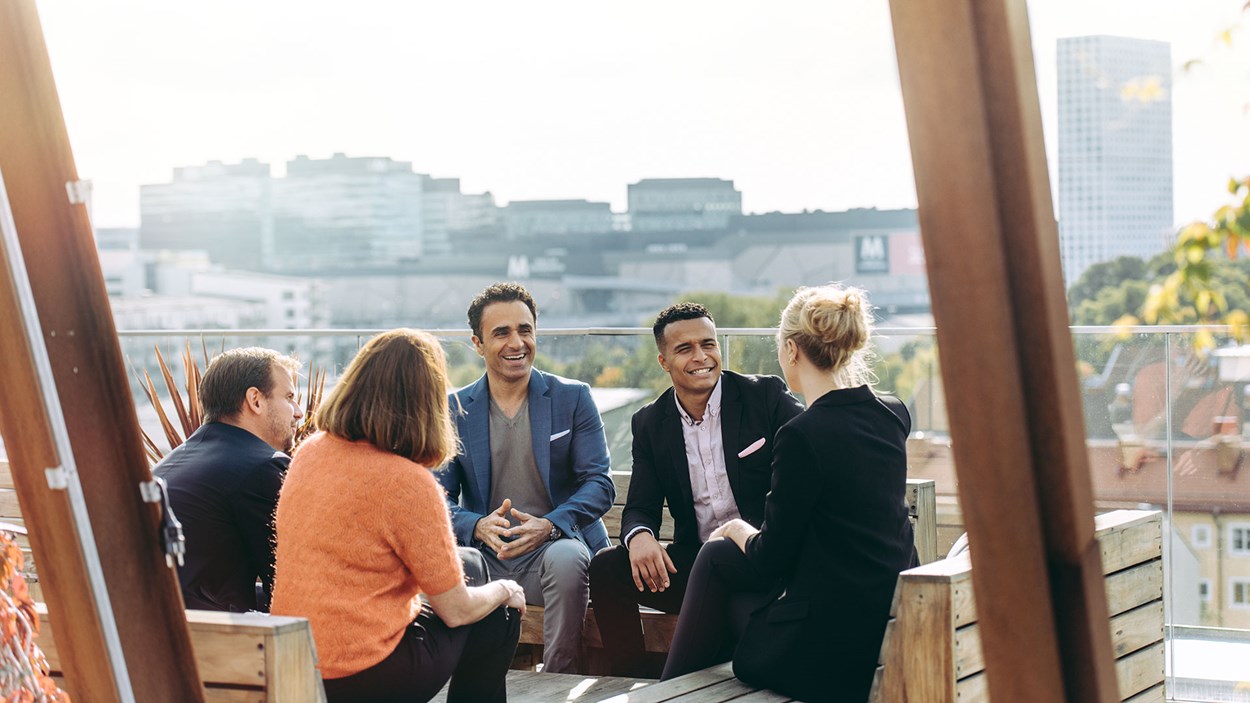 Vad är viktigt för att trivas på kontoret? Skanska Fastigheter har intervjuat 500 stockholmare. Arbetskamrater på en takterass.