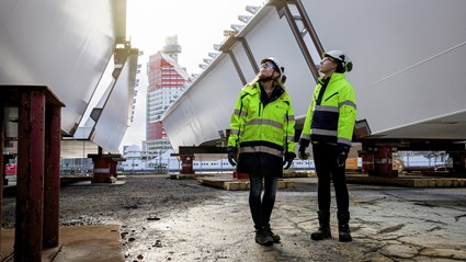 Ståldelarna pallas upp och inspekteras. Svetsskarvar, ojämnheter och eventuella skador ses över och åtgärdas.