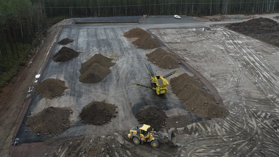 I bergtäkten ligger schaktmassor i stora högar som väger 200 ton styck.