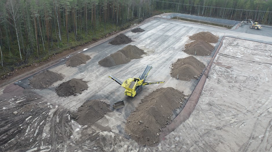 Sälgsjöns bergtäkt ovanifrån med det gula sorteringsverket mitt i.