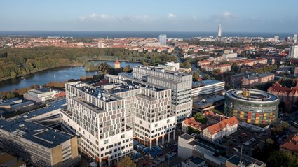 Byggnad 35, vårdbyggnaden till höger i bilden, är färdig och den 8 januari lämnades stafettpinnen vidare till kunden Region Skåne.