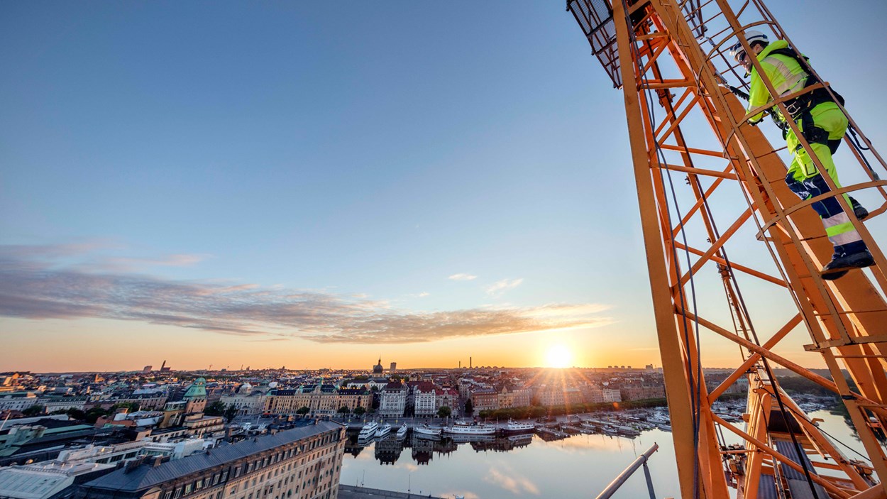 Arbete på hög höjd i byggkran, utsikt över Stockholm.
