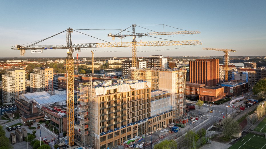 There is a lot of construction at Lindhagen, as the lifting cranes bear witness to. There is a lot of construction at Lindhagen, as the lifting cranes bear witness to.