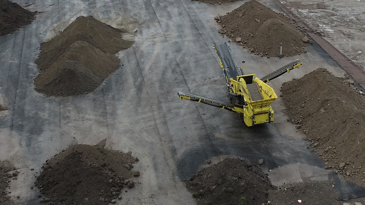 Shcaktmassornas sorteras i högar och återvinns med hjälp av ett hybridsoteringsverrk.