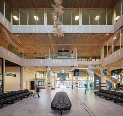 Växjö station och kommunhus innehåller moderna arbetsplatser för kommunens medarbetare och en station med väntsal samt butiker och restauranger. Foto Felix Gerlach