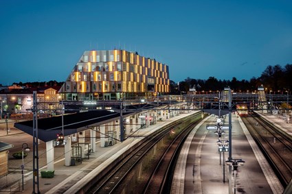 I början av 2021 stod Växjö stations- och kommunhus färdigt för inflyttning. I augusti öppnade stationen upp för resenärer. Foto Felix Gerlach