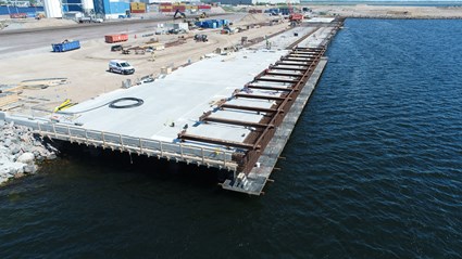 Projektet omfattade ombyggnad av cirka 25 000 kvadratmeter hamnplan samt om- och tillbyggnad av befintlig kaj som förlängdes från 100 till 200 meter.