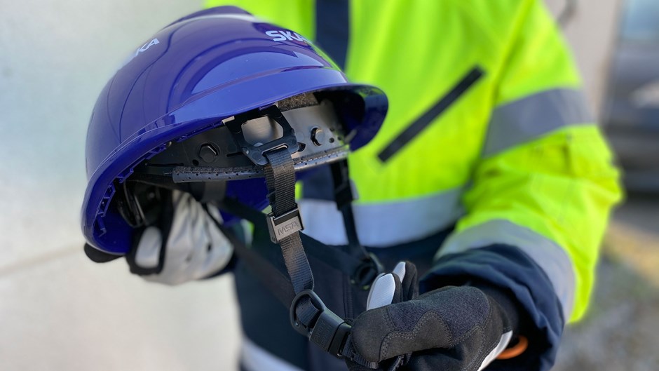 Att knäppa hjälmens hakrem borde vara lika självklart som att sätta fast cykelhjälmen eller använda bilbältet. 