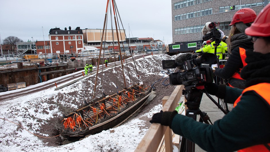 Båtvraket från 1700-talet lyfts ur gropen intill Linnéuniversitetet i Kalmar