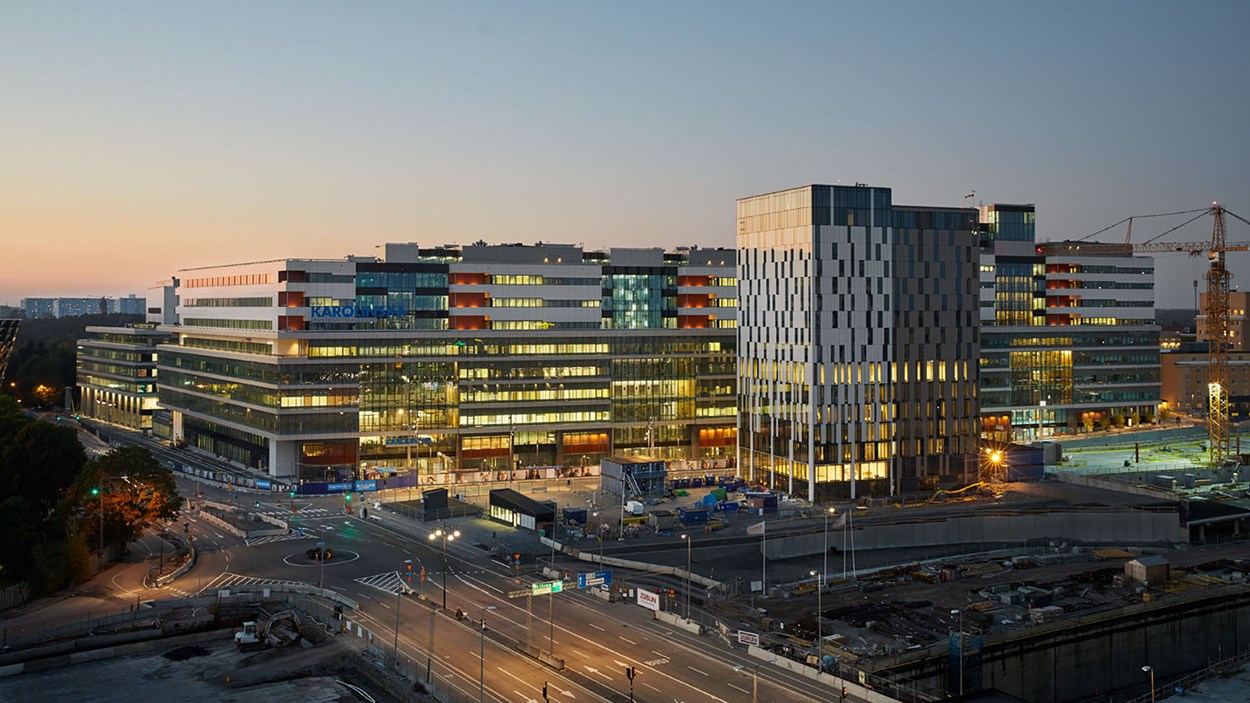 Huvudbyggnaden för Nya Karolinska Solna, en kvällsbild över det nästan helt klara bygget i Stockholm.