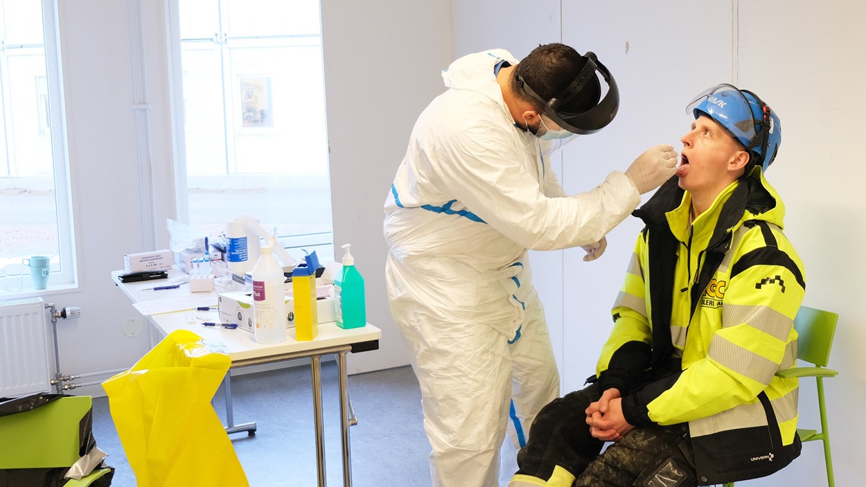 Över 800 personer testades på bara sex dagar. Skanskas Joakim Kamp var en av de som testades för covid-19. Foto: Ulrika Hammarlund