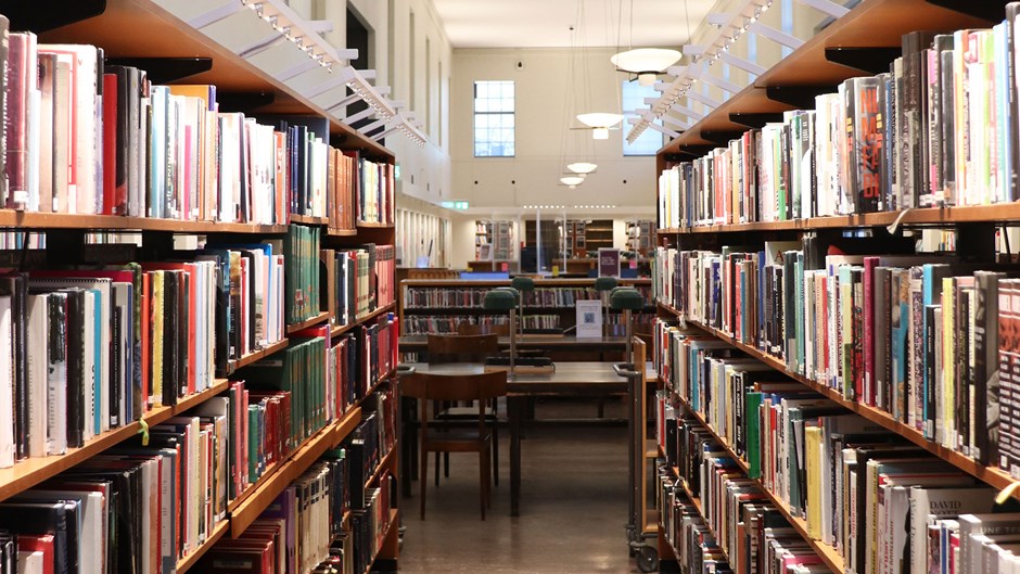 Böcker i rad i hyllorna på Stockholms Stadsbibliotek.