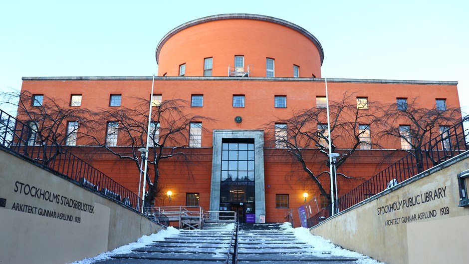 Vy över entrén till Stockholms stadsbibliotek.