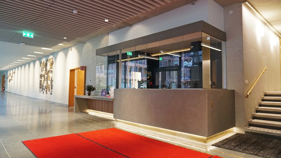Receptionen har moderniserats och fått ett bättre flöde. Foto: Caroline Berg Bild på receptionen i Tekniska nämndhuset som är nyrenoverad.