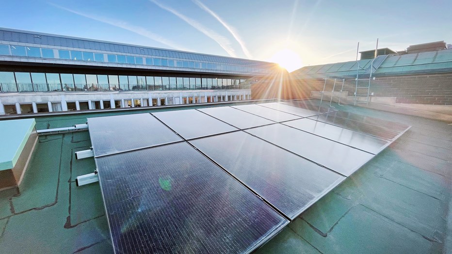 På taket har solpaneler installerats. Foto: Lena Remaeus Bild på ett solpaneler på Tekniska nämndhusets tak.
