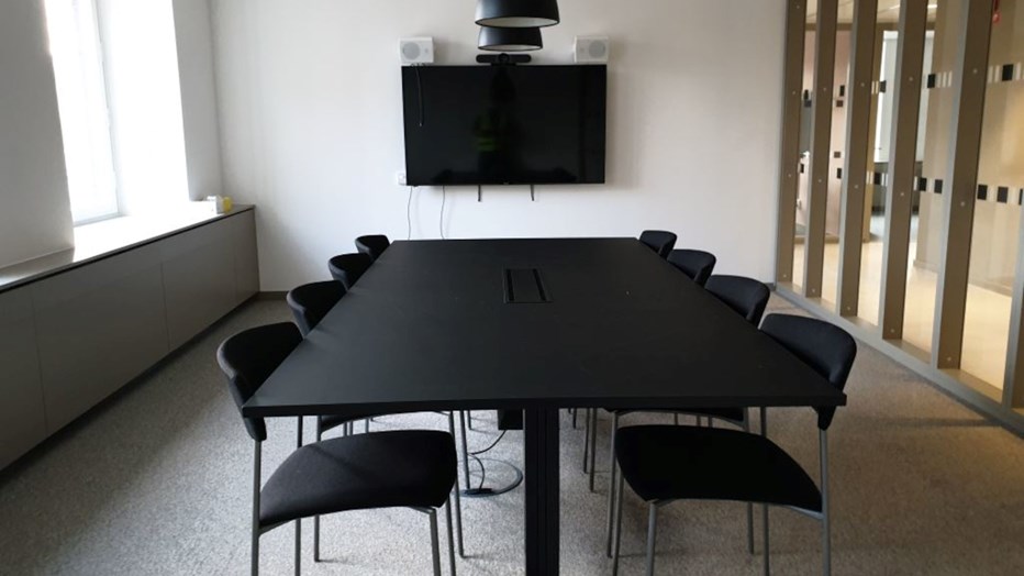 Sammanträdesrummen i huset har fått modern teknik. Foto: Lennart Johansson Tekniska nämndhuset konferensrum med bord och skärm.