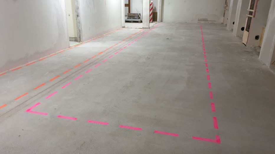 Materialet som ankom till arbetsplatsen märktes upp med vilket våningsplan det skulle till och sedan en färg. Tekniska nämndhusets med rosa markeringar på golvet.