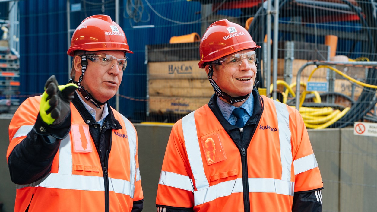 Gunnar Hagman och bostadsminister Per Bolund (MP) i varselkläder.