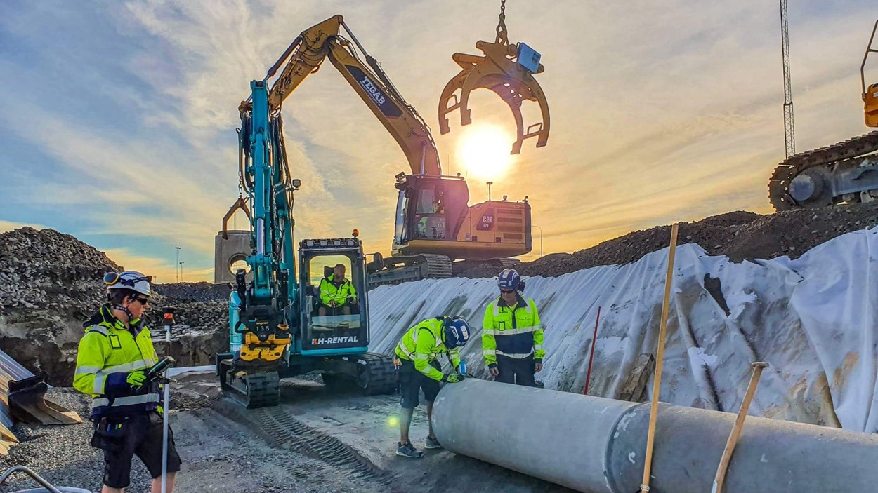 Marken i Barkarbystaden har behövt grundförstärkas med tusentals betongpelare. Genom att byta typ av pelare har Skanska minskat koldioxidutsläppen med minst 30 procent. Foto: Pervin Kilic Marouf