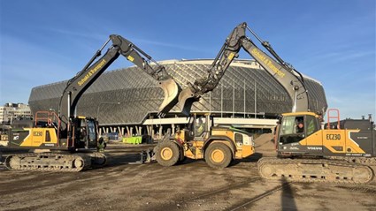 Eldrivna entreprenadmaskiner i samverkan på Slakthusområdet.