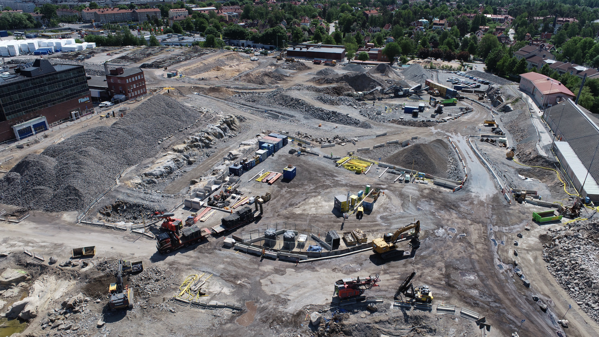 Byggarbetsplats med grus och baracker