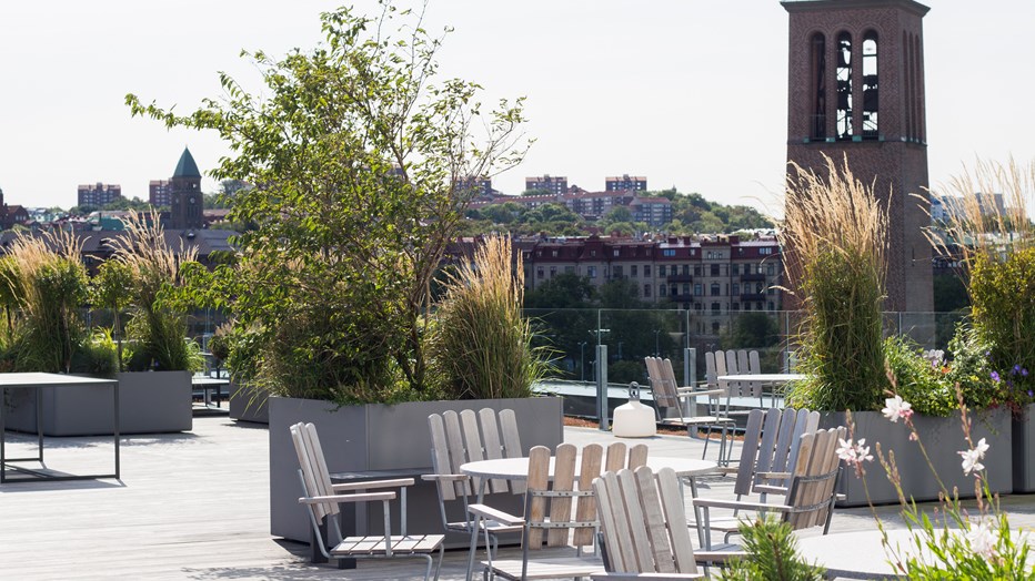 The huge roof terraces offer spectacular views over the neighboring Garden Society park and more. The huge roof terraces offer spectacular views over the neighboring Garden Society park and more.