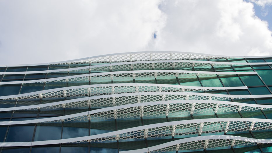Undulating solar screens run along the lower part of the building, underscoring the water theme. Undulating solar screens run along the lower part of the building, underscoring the water theme.