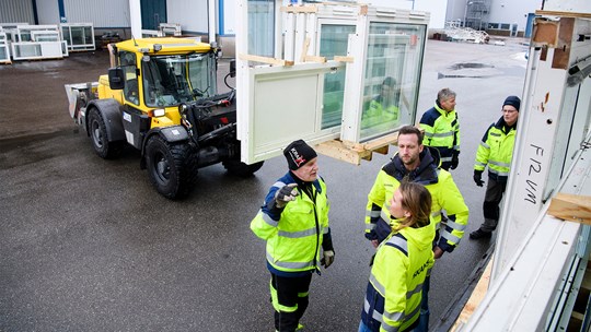 Fönster lastas på en lastbil från välgörenhetsorganisationen Filippus.