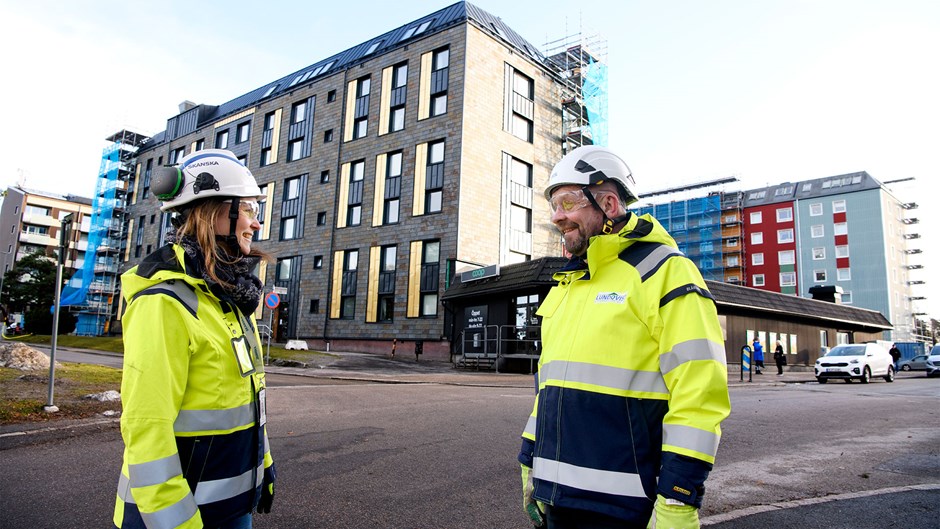 Skanskas Julia Larsson står och pratar med sin kund Lars Wijkmark, vd på Lundqvist Byggförvaltning.