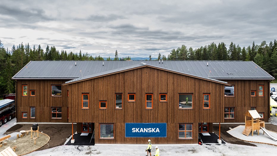 Vid Ottfjället i Östersund har Skanska byggt en ny förskola med högt ställda klimatkrav. Förskolan byggs enligt Skanskas ABCD-koncept som innebär en flexibel och kostnadseffektiv förskolelösning. Byggnad i två våningar med träfasad sedd från håll lite ovanifrån.