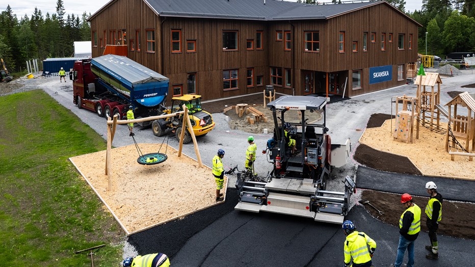 Med den eldrivna asfaltläggaren på plats kunde förstudiens mål om möjlig elektrifieringsgrad överträffas. Asfaltläggare i arbete på skolgård med personer i gula varselkläder intill.