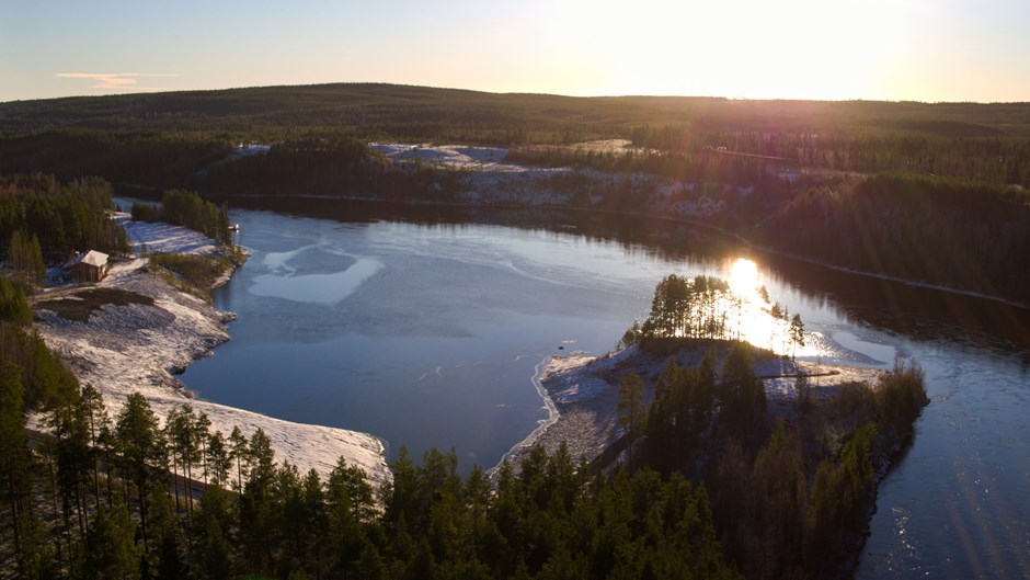 En vy över Skellefteälven efter dammrivningen där älven nu strömmar fritt.