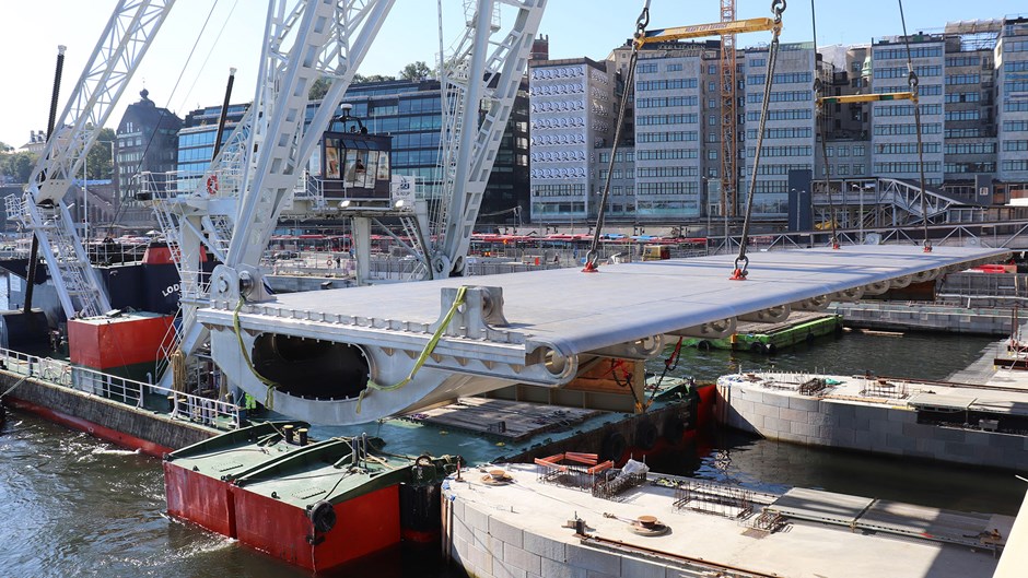 En lyftkran håller den 85 ton tunga avbörningsluckan i Slussen.