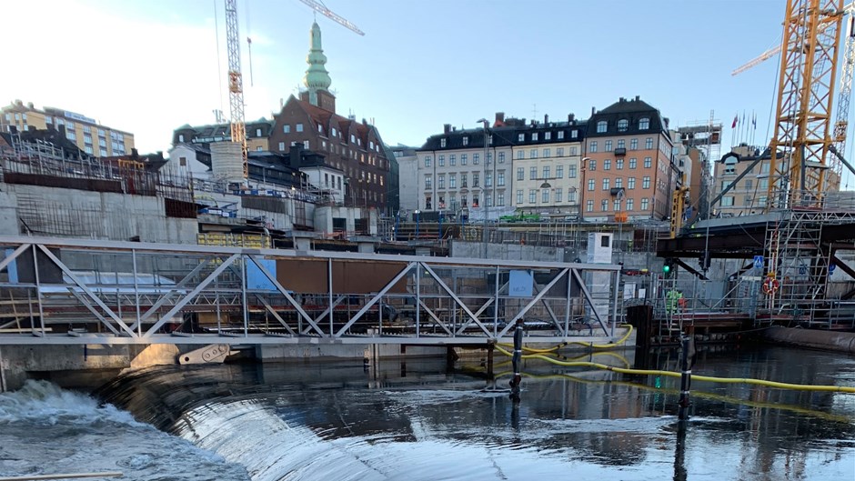 Vattnet strömmar genom södra avbördningsluckan i Slussen.